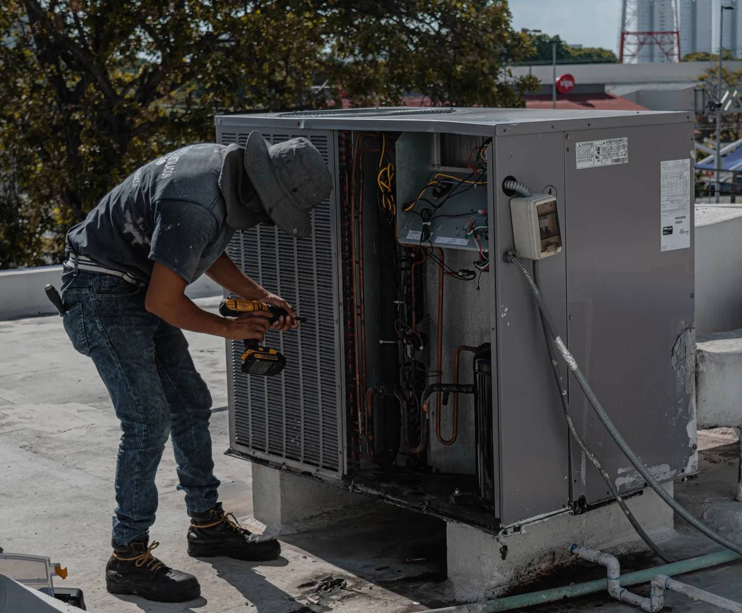 Técnico realizando manutenção em equipamento de climatização