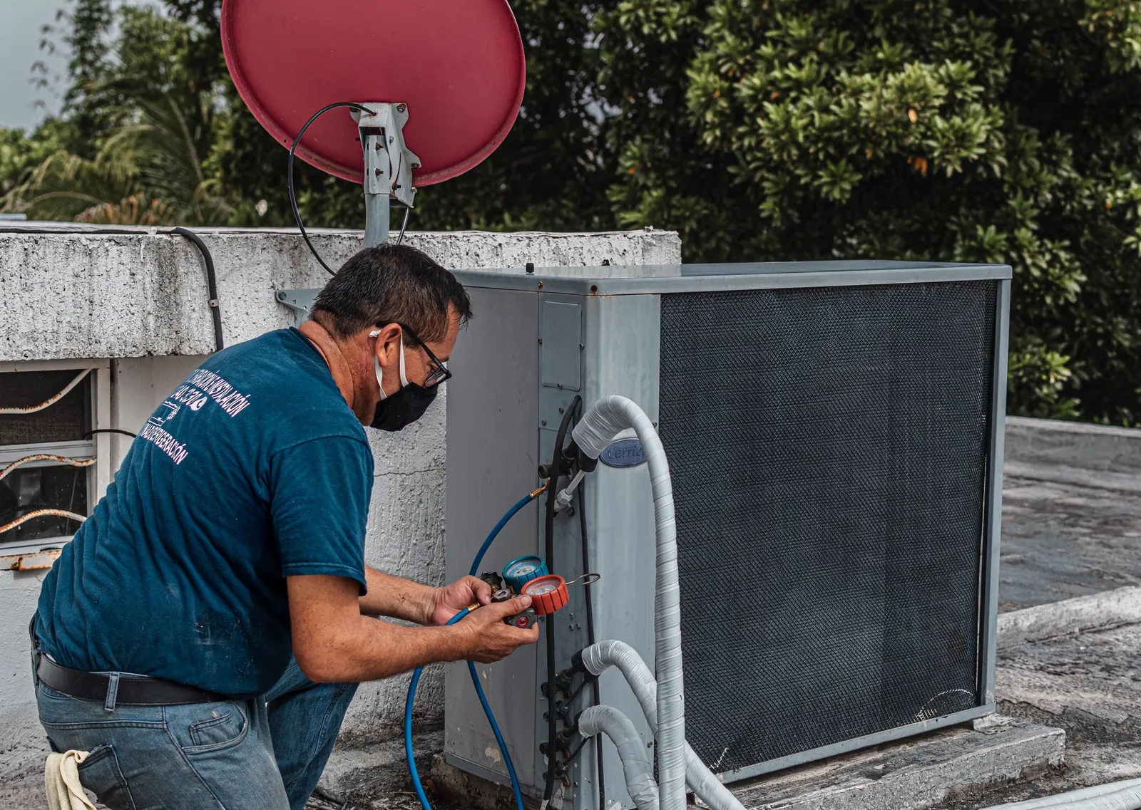 Técnico utilizando instrumentos em unidade externa