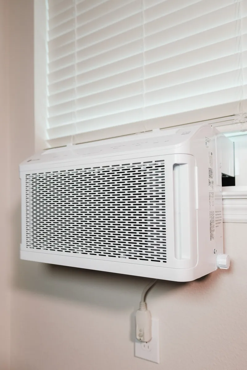 Equipamento de ar-condicionado instalado em ambiente interno