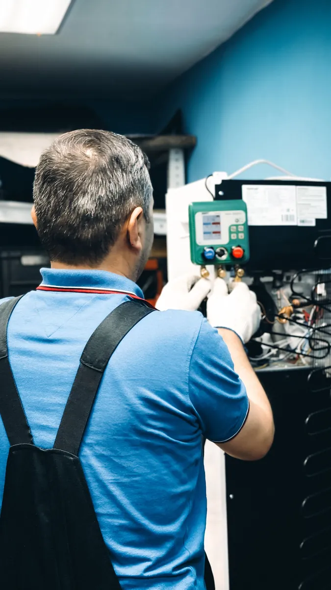 Técnico verificando sistema de refrigeração